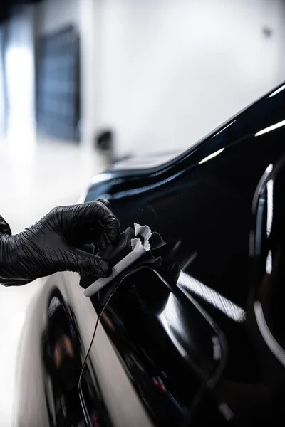 Сотрудник Автомастерской Наносит Керамическое Графеновое Покрытие Краску Черного Автомобиля — стоковое фото