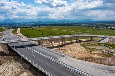 Yazın Krakow 'dan Zakopane' e giden otoyolun insansız hava aracı görüntüleri. Yol Polonya Tatra Dağları 'na çıkacak..