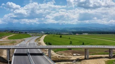 Yazın Krakow 'dan Zakopane' e giden otoyolun insansız hava aracı görüntüleri. Yol Polonya Tatra Dağları 'na çıkacak..