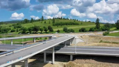 Yazın Krakow 'dan Zakopane' e giden otoyolun insansız hava aracı görüntüleri. Yol Polonya Tatra Dağları 'na çıkacak..