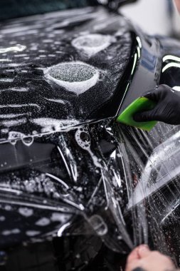 Araba çarkını temizleme için fırça kullanarak detaylandırıyorum. Profesyonel oto temizleme, lekesiz ve parlak tekerlekleri güvence altına alma ve yüksek kaliteli bitirme üzerine odaklanın