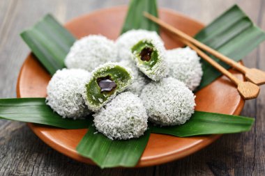 Onde-onde, palmiye şekeriyle doldurulmuş ve rendelenmiş hindistan cevizi ile kaplanmış yeşil (pandan yapraklarından yapılmış) glüten pirinç toplarından oluşan geleneksel bir Malezya tatlısıdır. Endonezya 'da Klepon.