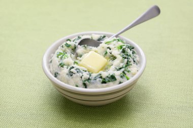 Colcannon, İrlanda püresi, Aziz Patrick Günü için yeşil yemek tarifi.