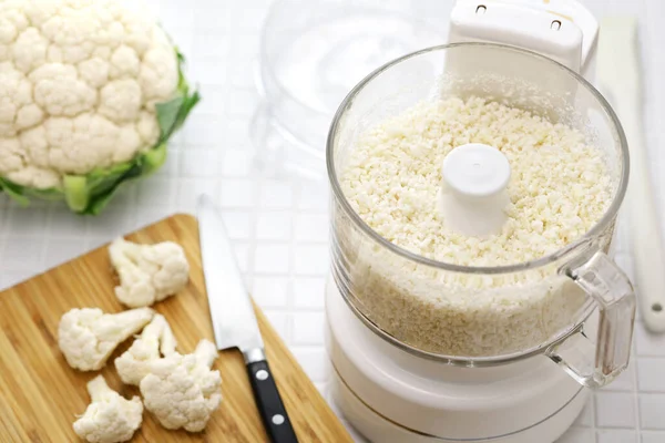 Wie Man Blumenkohl Reis Mit Einer Küchenmaschine Macht Stockbild