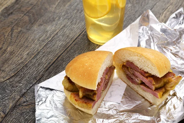 Yapımı Pastırmalı Sandviç Toronto Nun Özel Yemeği — Stok fotoğraf