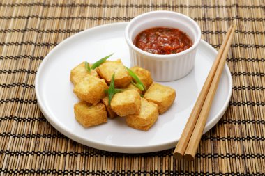 Çili soslu çıtır çıtır tofu börekleri.