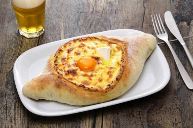 Ev yapımı adjaruli khachapuri (Gürcistan 'ın Adjara bölgesinden bir tekne şeklinde geleneksel peynir ekmeği), yatay konum