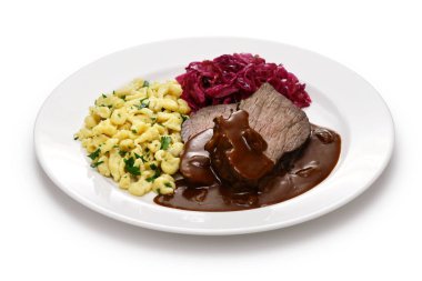 Sauerbraten (Alman ulusal yemeği, terbiye edilmiş dana eti) Rotkohl (kırmızı lahana), Spaetzle (küçük yumurtalı makarna))