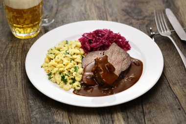 Sauerbraten (Alman ulusal yemeği, terbiye edilmiş dana eti) Rotkohl (kırmızı lahana), Spaetzle (küçük yumurtalı makarna))