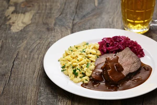 Sauerbraten Γερμανικό Εθνικό Πιάτο Μαριναρισμένο Βοδινό Κρέας Rotkohl Κόκκινο Λάχανο Εικόνα Αρχείου