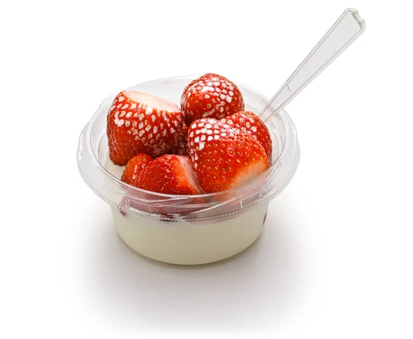 Φράουλες Και Κρέμα Γάλακτος Ένα Μικρό Μπολ Αγγλική Σπεσιαλιτέ Του — Φωτογραφία Αρχείου