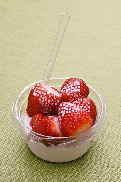 Erdbeeren Und Sahne Eine Kleine Schüssel Englische Sommerspezialität — Stockfoto