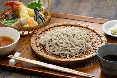 Tempura soba, Japon karabuğday eriştesi ve çeşitli tempura.