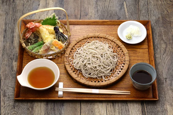 日本荞麦面 配各种天平 — 图库照片