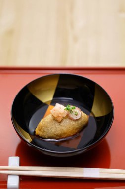 Soba-gaki no agedashi, kızarmış karabuğday köftesi ve dashi sosu. Japon soba mutfağı.