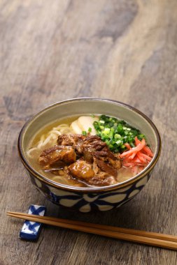 Kıkırdak soki soba eriştesi, Japonya 'da bir Okinawa spesiyali. Boşluğu kopyala.