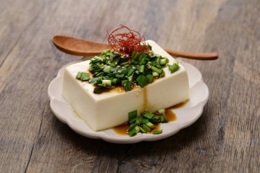 Sarımsaklı soya soslu soğuk tofu, Japon yemeği.