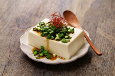 Sarımsaklı soya soslu soğuk tofu, Japon yemeği.