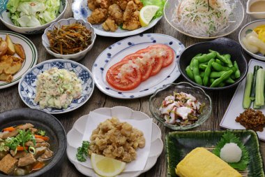 Izakaya popüler menüsü. Izakaya, Japonya 'da yaygın olan, alkollü içeceklerden ve yiyeceklerden zevk alabileceğiniz makul bir restorandır.. 