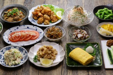 Ev yapımı Japon yemekleri. Izakaya popüler menüleri. Izakaya alkollü içecekler ve yiyecekler yiyebileceğiniz makul bir restorandır.. 