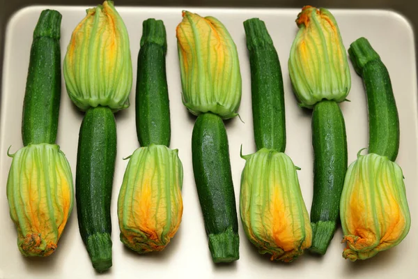 Fiori Zucchine Vassoio — Foto Stock