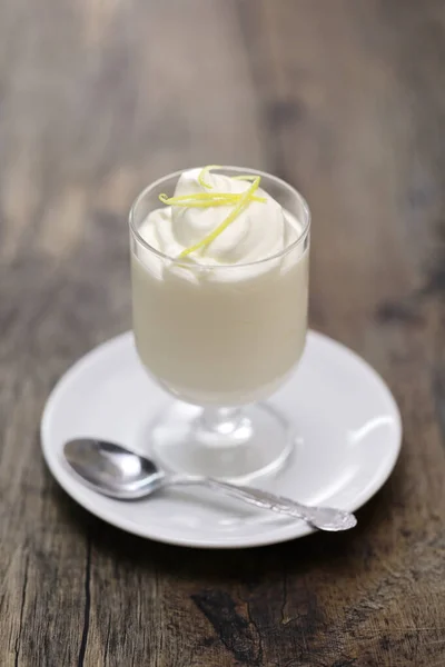 Syllabub Limão Inglês Whipped Cream Sobremesa — Fotografia de Stock