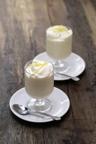 Lemon Syllabub Dessert Crème Fouettée Anglaise — Photo