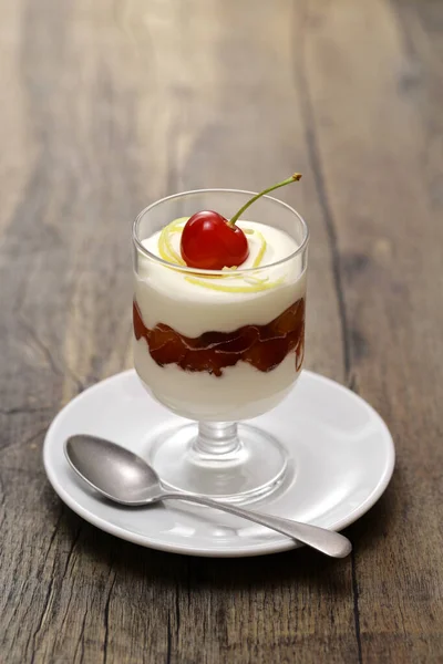 Cherry Lemon Syllabub English Whipped Cream Dessert lizenzfreie Stockfotos