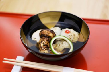 Suimono (Japon usulü berrak çorba) Matsutake mantarı ve Hamo (turna balığı çorbası) ile).