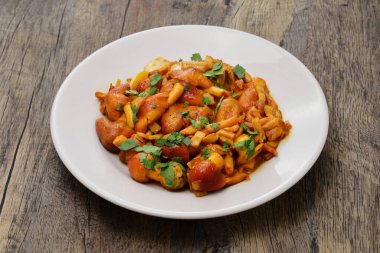 Yaban mantarı tabağı, tereyağlı Sezar mantarı.