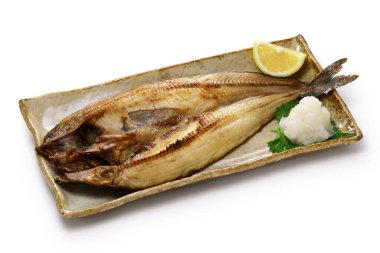 Izgara yarı kurutulmuş balık (Okhotsk atka uskumru), beyaz arka planda izole edilmiş geleneksel Japon yemeği.