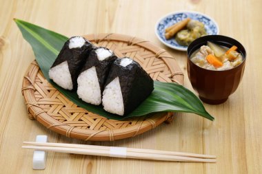 Onigiri, geleneksel Japon pirinç yemeği.
