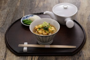 Tencha, bir Japon Tempura yemeği. Pirincin üstüne karides kakiage koyup üzerine Dashi çorbası dökerek yenen bir pirinç yemeği. Tempura restoranındaki son yemek..