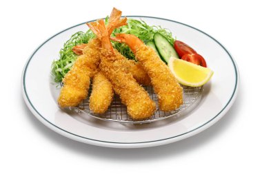 Ebi kızartması (Japon kızarmış karidesi) beyaz arka planda izole edilir. Japon Ebi Fry soyulmuş, una bulanmış, yumurta hamuruna batırılmış ve yağda kızartılmış karidestir..