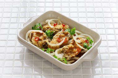 İstiridye, haşlanmış ve kızartılmış istiridye sirke sosuyla marine edilmiş..