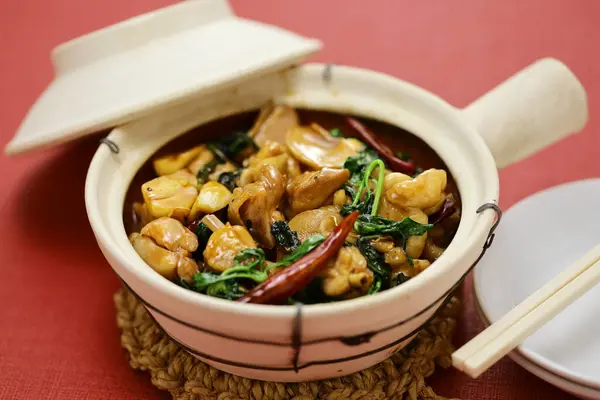 三杯鸡 三贝鸡汤 在陶土锅中 台湾传统食品 图库照片