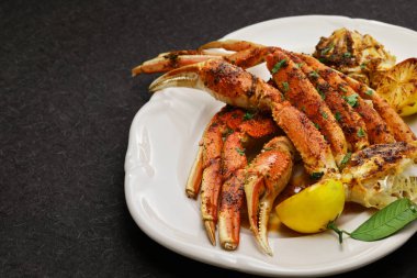 Kajun usulü ızgara yengeç bacağı.