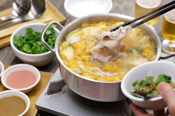 Taiwanesischer Hotpot Mit Sauren Chinakohlgurken Und Schweinebauch Winter Gourmet lizenzfreie Stockfotos