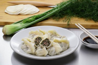 Ev yapımı kuzu eti ve rezene köftesi (Jiaozi), Çin yemeği.
