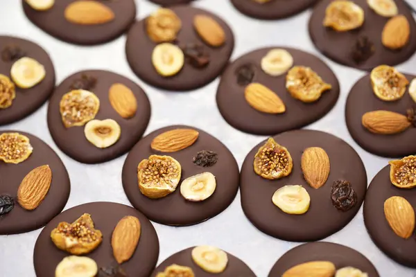 Geleneksel Malzemeli Yapımı Çikolata Mendiantları Badem Kuru Üzüm Fındık Incir Telifsiz Stok Imajlar