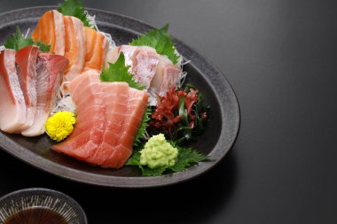 Çeşitli sashimi; ton balığı (orta yağlı), somon balığı, sarı kuyruk ve deniz kepeği. otantik Japon yemeği.