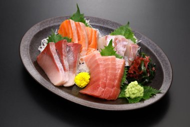 Çeşitli sashimi; ton balığı (orta yağlı), somon balığı, sarı kuyruk ve deniz kepeği. otantik Japon yemeği.