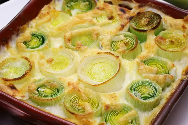 Kremalı pırasalı graten. Yakın çekim, Fransız mutfağı.