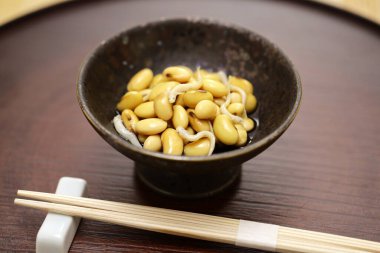 Soya fasulyesi ve buzlu goby, Japon deniz ürünleri lezzeti.