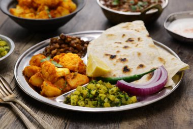 Hint usulü vejetaryen yemeği. kala chana masala, aloo gobi ki sabzi, mooli ki sabzi ve chapati.
