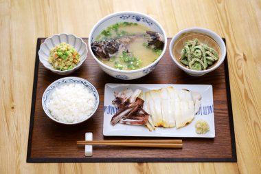 Bir çorba ve üç garnitür deniz mahsulü yemek, Japon mutfağı.