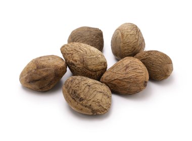 Keluak (pangium tohumu), Endonezya yemeklerinde baharat olarak kullanılır..