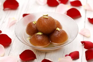 Ev yapımı gulab jamun, geleneksel Hint tatlısı.