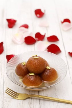 Ev yapımı gulab jamun, geleneksel Hint tatlısı.