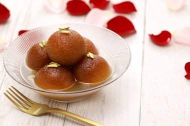 Ev yapımı gulab jamun, geleneksel Hint tatlısı.